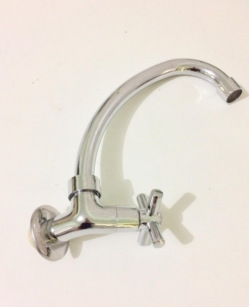 Torneira cromada com pescoço curvado